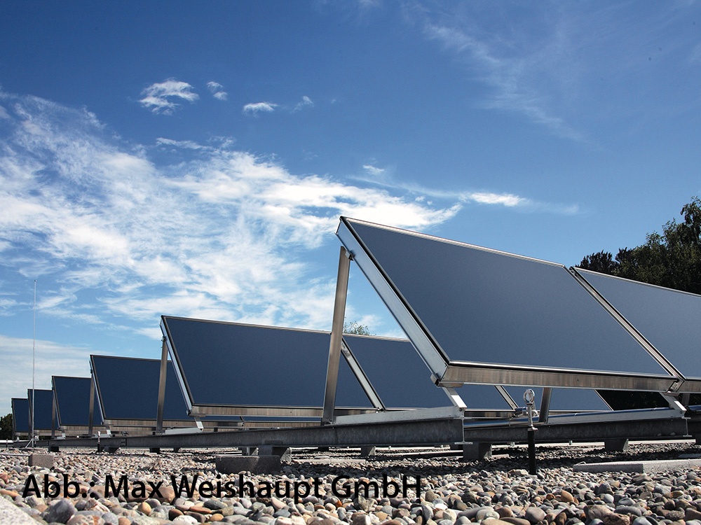 Weishaupt Solarthermie-Flachkollektoren auf Flachdach montiert Reihe aufgeständerter Weishaupt Solarthermie-Kollektoren auf einem bekiesten Flachdach – Uwe Kleinheider Hagen a.T.W.